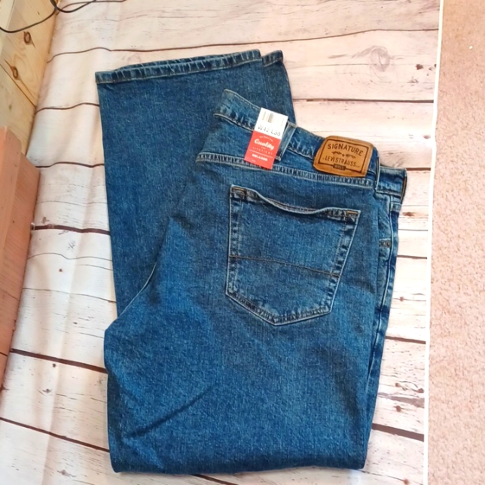 NWT LEVI STRAUSS GOLD SIGNATURE JEANS SIZE 42/30 RELAXED SEAT & THIGHS STRAIGHT
